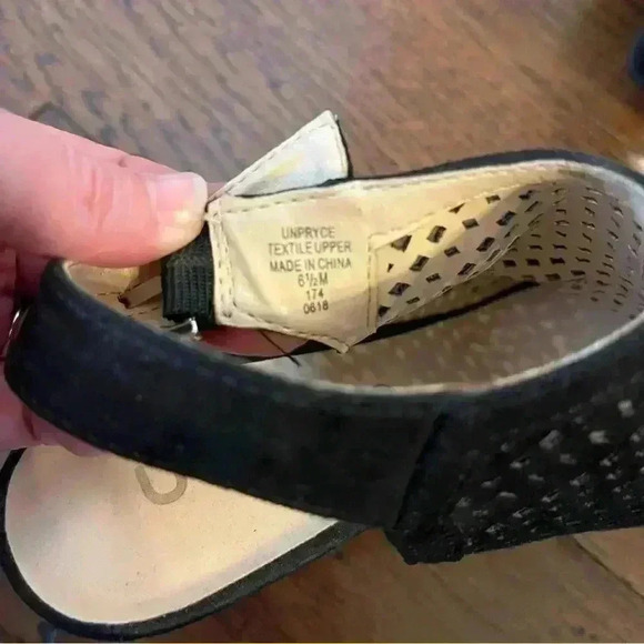 Unisa "Unpryce" open toe black size 6.5 faux perforated suede heels - Picture 11 of 11